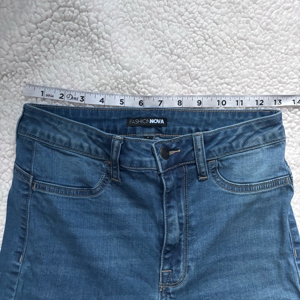 ⭐️⭐️⭐️Fashion Nova Blue Flare high rise jeans size 5 - Picture 4 of 7